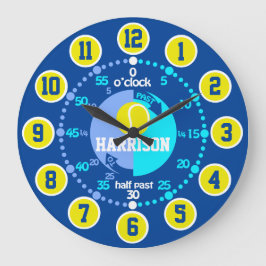 Jungen lernen, Zeit blau grün gelben Tennis zu erz Große Wanduhr