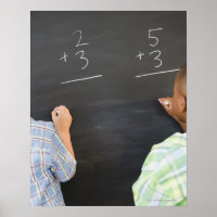 Jungen lösen mathematische Probleme an der Tafel