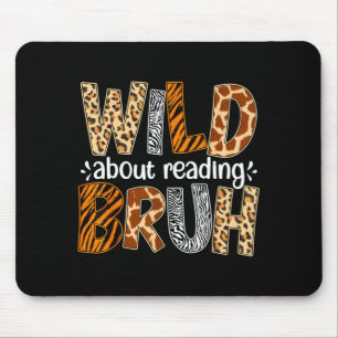 Jungen lustiges Wildtier über das Lesen von Bruh-B Mousepad