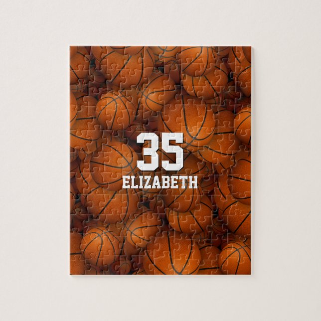 Jungen mit personalisiertem Basketballspiel (Vertikal)