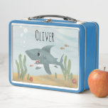 Jungen Niedlicher Blauer Ozean Hai Kinderschule Metall Brotdose<br><div class="desc">Dieses niedliche und moderne Design der Kindergartenschachtel-Box verfügt über einen blauen Hai-Cartoon mit Blasen,  Fischen und Wellen,  und kann mit Ihrem Jungen Namen personalisiert werden. Die perfekte Ergänzung zu den Vorräten Ihres Kindes zum Thema Meer!</div>