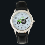 Jungen Niedlicher grüner Zuchttraktor mit Namen Ki Armbanduhr<br><div class="desc">Diese niedliche Kinderuhr verfügt über einen grünen Traktor-Cartoon auf blau mit klaren Zahlen und kann mit dem Namen Ihres Jungen personalisiert werden. Ideal für eine Farm und Traktorfreunde Kinderuhr! Karo in unserem Shop für andere niedliche Designs.</div>