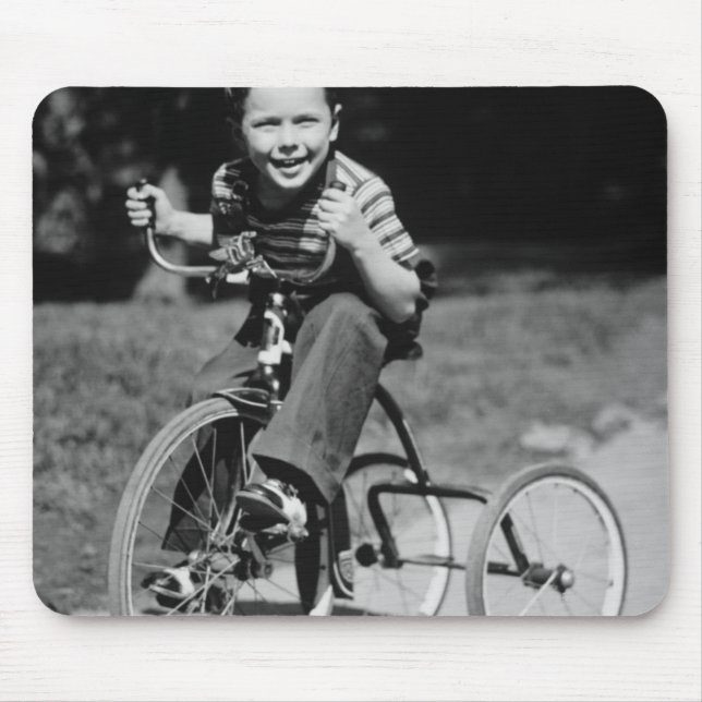 Jungen-Reitdreirad Mousepad (Vorne)