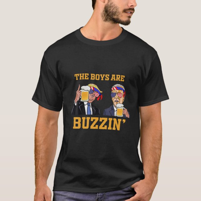 Jungen sind Buzzin 4. Juli Funny Biden und Trump T-Shirt (Vorderseite)