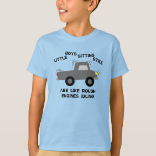 Jungen sitzen noch T-Shirt