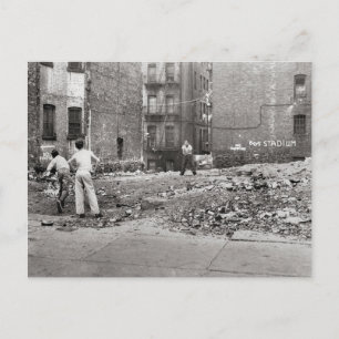 Jungen spielen Sandplatzball, 1954 Postkarte