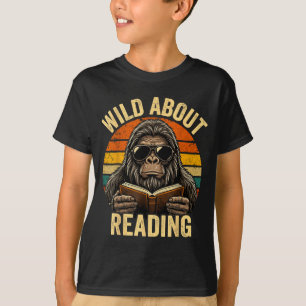 Jungen Tier lustig wild über das Lesen von Bigfoot T-Shirt