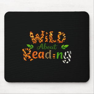 Jungen Tierprint Kleidung wild auf das Lesen von B Mousepad