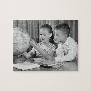 Jungen-und Mädchen-Betrachtungs-Kugel