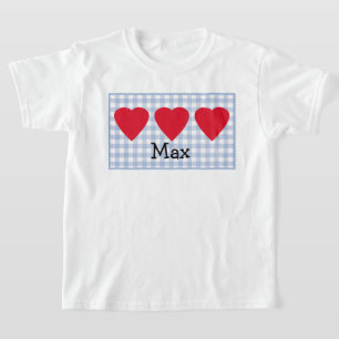Jungen Valentinherz mit blauem Kariertem T-Shirt