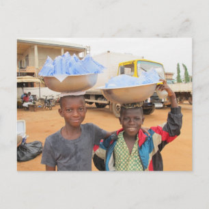 Jungen verkaufen Beuteln Wasser in Ghana Postkarte