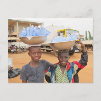 Jungen verkaufen Beuteln Wasser in Ghana Postkarte