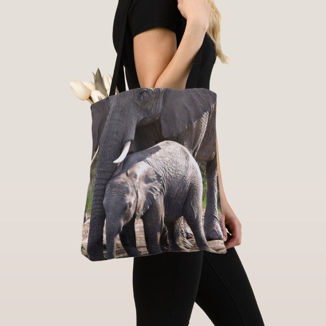Junger afrikanischer Elefant mit Baby Tasche (Von Nahem)
