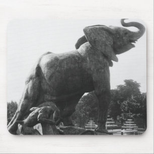 Junger Elefant gefangen in einer Falle Mousepad