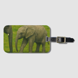 Junger Elefant mit Guardian im Grassy Reserve Gepäckanhänger