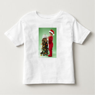 Junger Junge, der Weihnachtslichter um einen Hund Kleinkind T-shirt
