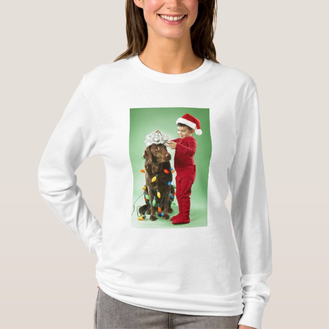 Junger Junge, der Weihnachtslichter um einen Hund T-Shirt (Vorderseite)