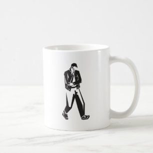 junger Mann, der an einem Handy beim Gehen spricht Kaffeetasse