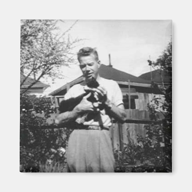 Junger Mann, der eine Katze hält Magnet (Vorne)