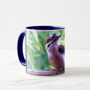 Junger männlicher Dunenspecht am Geländer Tasse