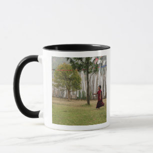 Junger Mönch und Gebetsflaggen Tasse