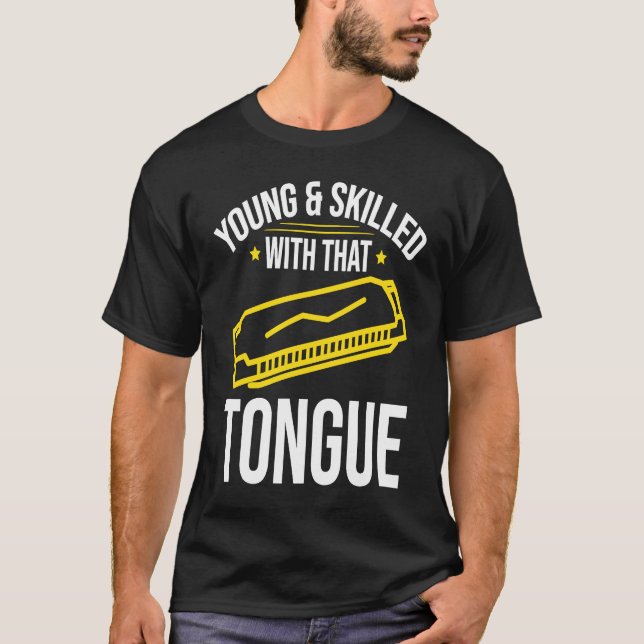 Junger und begabter Harmonikaspieler T-Shirt (Vorderseite)