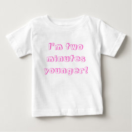 Jüngere Zwillingsfrau.. Ich bin zwei Minuten jünge Baby T-shirt