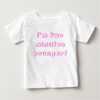 Jüngere Zwillingsfrau.. Ich bin zwei Minuten jünge Baby T-shirt
