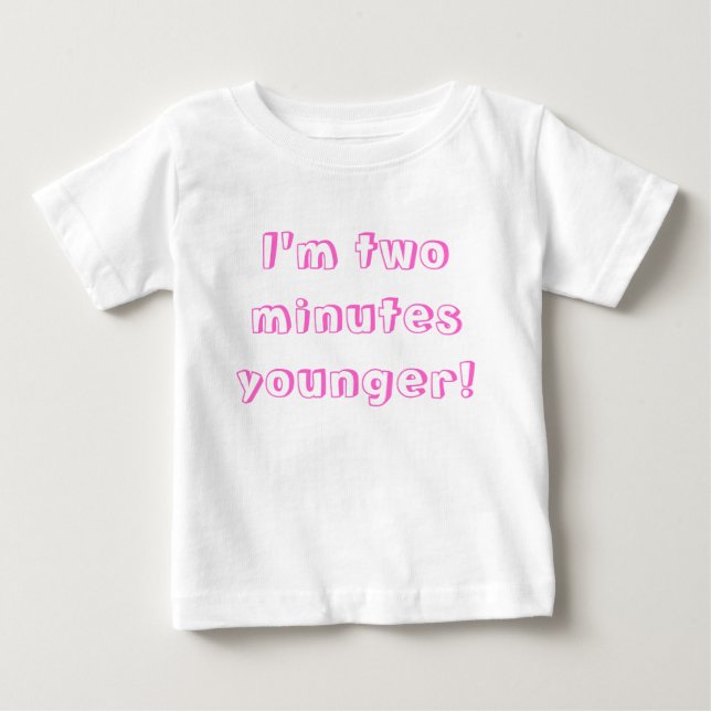 Jüngere Zwillingsfrau.. Ich bin zwei Minuten jünge Baby T-shirt (Vorderseite)