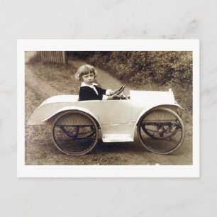 Junges Mädchen mit Tretwagen Vintage Postkarte