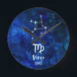 Jungfrau-Tierkreis-Konstellations-blaues Runde Wanduhr<br><div class="desc">Jungfrau-Tierkreis-Konstellations-blauer Galaxie-Monogramm- Entwurf mit trendy gebürstetem Skript-Schriftart, dunkelblauer himmlischer Watercolorhintergrundbeschaffenheit, glühender Sternkonstellation und dem Erstsymbol. Modernes astrologisches Zeichen-Geburts-Horoskop, ist für jeden möglichen Jungfrau-Geburtstag vom 23. August - 22. September perfekt! Mit optionalen mit Monogramm ersten mittlerer und letzter Name Anfangsbuchstaben (oder verlassen Sie es zu löschen). Macht ein großes Geschenk für...</div>