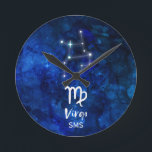 Jungfrau-Tierkreis-Konstellations-blaues Runde Wanduhr<br><div class="desc">Jungfrau-Tierkreis-Konstellations-blauer Galaxie-Monogramm- Entwurf mit trendy gebürstetem Skript-Schriftart, dunkelblauer himmlischer Watercolorhintergrundbeschaffenheit, glühender Sternkonstellation und dem Erstsymbol. Modernes astrologisches Zeichen-Geburts-Horoskop, ist für jeden möglichen Jungfrau-Geburtstag vom 23. August - 22. September perfekt! Mit optionalen mit Monogramm ersten mittlerer und letzter Name Anfangsbuchstaben (oder verlassen Sie es zu löschen). Macht ein großes Geschenk für...</div>
