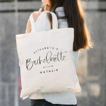 Junggeselinnen-Abschied Bridesmaid Calligraphy Wed Tragetasche<br><div class="desc">Junggeselinnen-Abschied Bridesmaid Calligraphy Wedding Tote Bag bietet Spaß und hübsche Kalligraphie,  das Veranstaltungsdatum und den personalisierten Namen. Das ist ein perfektes Geschenk für einen Junggeselinnen-Abschied - füllen Sie es mit Spaß!</div>