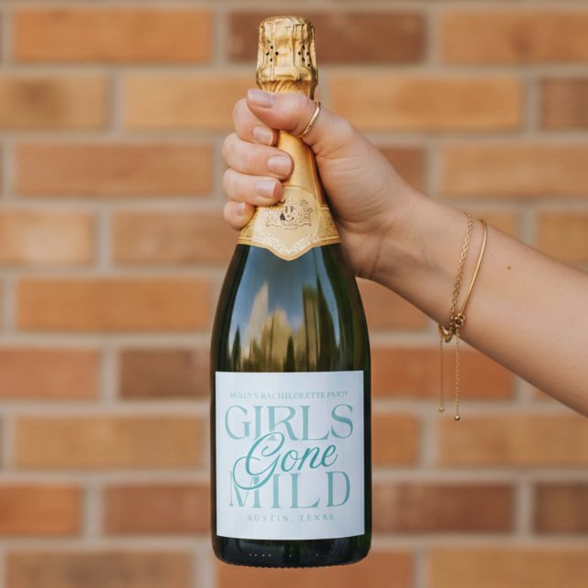 Junggesellinnen-Abschied in Blau (*AI Generated Mockup Of Girls Gone Mild Blue Bachelorette Sparkling Wine Label)