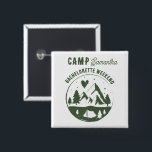 Junggesellinnen-Abschiedsparty Camping Bach Wochen Button<br><div class="desc">Ein süßes handgezeichnetes Design mit Illustrationen im Thema Junggesellinnen-Camping. Dieses grüne und weiße Camp-Bach-Wochenende-Design ist ideal für Glamping-Camping-Junggesellinnen-Wochenenden,  Camping-Mädels-Trips-Junggesellinnen-Partys in den Bergen,  im Wald oder am See.</div>