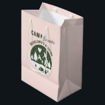 Junggesellinnen-Abschiedsparty Camping Bach Wochen Mittlere Geschenktüte<br><div class="desc">Ein süßes handgezeichnetes Design mit Illustrationen im Thema Junggesellinnen-Camping. Dieses grüne und rosa Camp-Bach-Wochenende-Design ist ideal für Glamping-Camping-Junggesellinnen-Wochenenden, Camping-Mädels-Trip-Junggesellinnen-Partys in den Bergen, im Wald oder am See.</div>