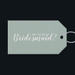 Junggesellinnenabschiede? Moderne Schrift Geschenkanhänger<br><div class="desc">"Wirst du meine Bridesmaid sein?" Moderne Geschenktasten mit dem Wortlaut "Will You Be My Bridesmaid?" im modernen Schriftart mit weißen Schriftzeichen mit Details in weiß-modernen Sans Serif Schriftart auf sage-grün Hintergrund.</div>