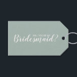 Junggesellinnenabschiede? Moderne Schrift Geschenkanhänger<br><div class="desc">"Wirst du meine Bridesmaid sein?" Moderne Geschenktasten mit dem Wortlaut "Will You Be My Bridesmaid?" im modernen Schriftart mit weißen Schriftzeichen mit Details in weiß-modernen Sans Serif Schriftart auf sage-grün Hintergrund.</div>