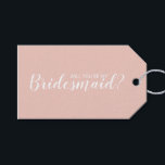 Junggesellinnenabschiede? Moderne Schrift Geschenkanhänger<br><div class="desc">"Wirst du meine Bridesmaid sein?" Moderne Geschenktasten mit dem Wortlaut "Will You Be My Bridesmaid?" im modernen Schriftart mit weißen Schriftzeichen mit Details im modernen Sans Serif Schriftart auf rot rosa Hintergrund.</div>