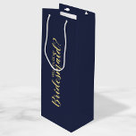 Junggesellinnenabschiede? Neuer Vorschlag Geschenktüte Für Weinflaschen<br><div class="desc">"Wirst du meine Bridesmaid sein?" Die moderne Geschenktasche mit dem Titel "Will You Be My Bridesmaid?" im modernen,  goldblauen Schrift-Schriftart-Stil auf marineblau Hintergrund. Bitte beachten Sie: Die Details der Folie werden im Kunstwerk simuliert. Bei der Herstellung dieses Produktes wird keine Folie verwendet.</div>