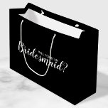 Junggesellinnenabschiede? Neuer Vorschlag Große Geschenktüte<br><div class="desc">"Wirst du meine Bridesmaid sein?" Der moderne Geschenksack "Will You Be My Bridesmaid?" im modernen Schriftart-Stil mit weißem Schrift auf schwarzem Hintergrund.</div>