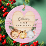 Jungle Animals Baby's First Christmas Keramik Ornament<br><div class="desc">Niedliches Weihnachtsschmuck mit dem süßesten kleinen Elefanten,  Giraffe und Löwen mit einem Set aus Holzschnitzel auf rustikalem Holzfußboden.</div>