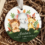 Jungle Animals Baby's First Christmas Keramik Ornament<br><div class="desc">Niedliches Weihnachtsschmuck mit dem süßesten kleinen Elefanten,  Giraffe und Löwen. Einfach mit dem Namen Ihres Kindes personalisieren.</div>
