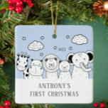 Jungle Animals Baby's First Christmas Ornament<br><div class="desc">Das erste Weihnachtsdekor des Babys ist mit einer süßen Giraffe,  Hippo,  Löwe,  Bär & Elefant Set auf blauem Hintergrund ausgestattet. Personalisieren Sie mit Ihren Babyinformationen und Datum und Sie sind alle Set zu gehen! Wunderschönes datiertes Sake-Geschenk für die 1. Weihnachtsfeier Ihres Babys.</div>