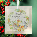 Jungle Animals Baby's First Christmas Ornament Aus Glas<br><div class="desc">Niedliche Baby's erste Weihnachtsschmuck die süßesten kleinen Dschungeltiere gerahmt mit Aquarelldschungel Blätter.</div>