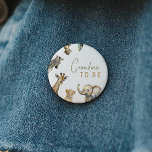 Jungle Safari Tiere Oma zum Kinderdusche Button<br><div class="desc">Unsere Dschungelsafari-Tiere Oma als Baby-Duschknopf - perfekt für eine niedliche, skurrile, geschlechtsneutrale Feier! Es bietet ein modernes Safari-Thema mit bezaubernden Dschungelkreaturen wie Affen, Elefanten, Giraffen, Löwen, Tiger und Zebra. Mit seiner natürlichen boho-inspirierten Wasserfarbenlandschaft ist diese Szene ideal, um kleine Jungs oder Mädchen zu empfangen. Dieses Design ist so charmant wie...</div>