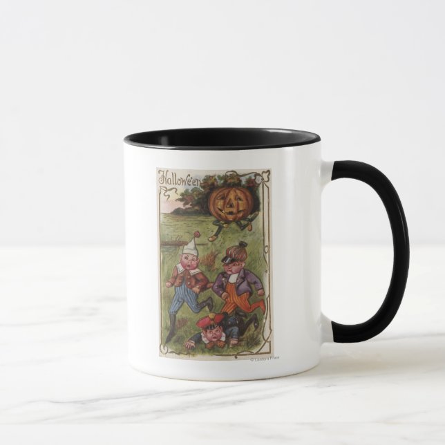 Jungs, die vom Pumpkynmann auf dem Feld laufen Tasse (Rechts)