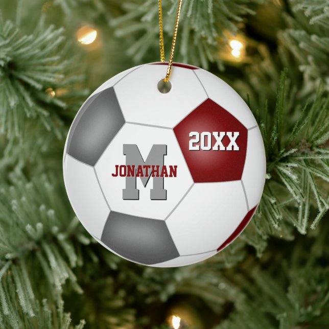 Jungs in grauer Mannschaft halten Fußball für Mädc Keramik Ornament (Baum)