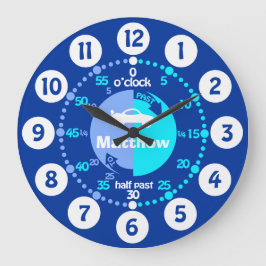 Jungs lernen, die Zeit mit blauer Autouhr zu erzäh Große Wanduhr