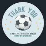 Jungs Niedlich Blue Soccer Danke Baby Dusche Runder Aufkleber<br><div class="desc">Die Babydusche mit niedlichem und modernem Sportmotiv zeichnet sich durch ein Design mit blauen Cartoon, Fußball und Sternen aus. Der Aufkleber kann mit dem Namen Ihres Jungen und dem Datum Ihrer Babydusche personalisiert werden. Die perfekte Fußball-Fußball-Ergänzung zur Geburtstagsparty Ihres Kindes, ideal für Babydusche-Gastgeschenke!</div>